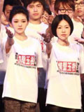 大小s赴港为灾民打气