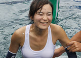 美女频频落水湿身