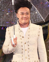 陈奕迅金色礼服帅气登场