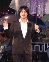 朱孝天帅气亮相引骚乱