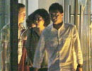 王菲穿雨靴会名媛 李亚鹏相伴显恩爱 