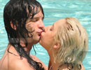 Lady Gaga大玩鸳鸯浴 与男友水中激吻 