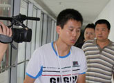 被殴打记者手缠绷带亮相