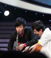 卖力演奏笑料百出