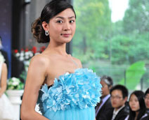 高傲公主完美蜕变 华丽礼服笑容如花 