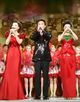 主持人喜庆亮相