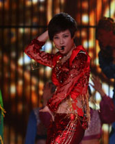 李宇春露脐红装显妖娆