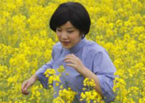 李霄云油菜地奔跑