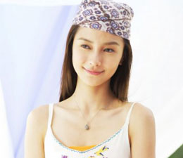 Angelababy海滩风情