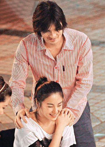 组图:冯德伦张雨绮不避忌 吃海鲜餐玩情侣按摩