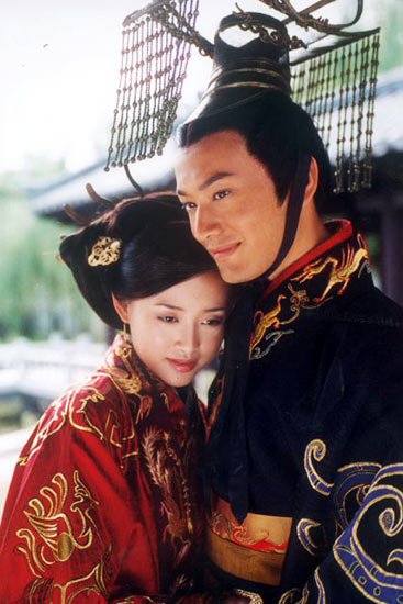 《大汉天子》黄晓明,王灵 王灵不能说长得貌若天仙,但比较清秀,年纪又