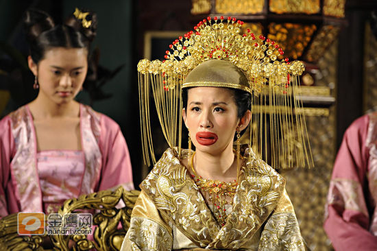 吴君如接上十米长发 华丽丽香肠嘴损形象