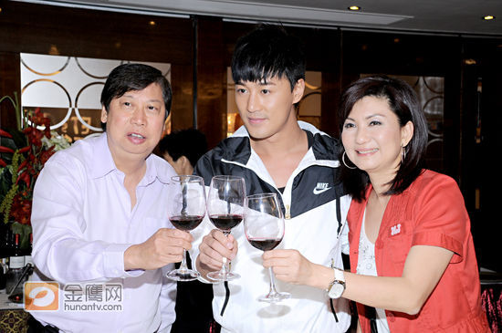 林峰获得好成绩,心情大好,席间与高层乐易玲等人喝酒庆功.