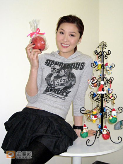 周丽淇(niki)数月前于日本青森购买了一棵苹果树终于收成了,共有100个