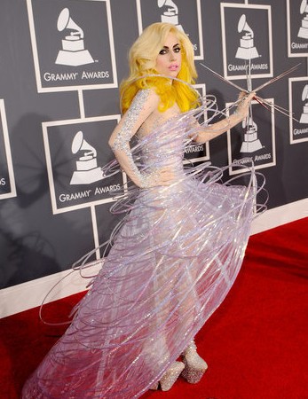 lady gaga装扮夸张 手持银刺抢镜格莱美红毯