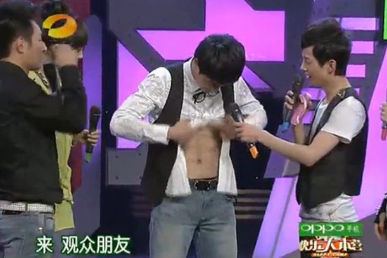 《快乐大本营》蒋劲夫秀六块腹肌走红网络 成新一代飘哥