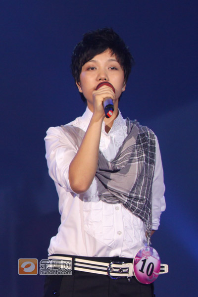 组图:李霄云再度挑战自我 晋级快女四强